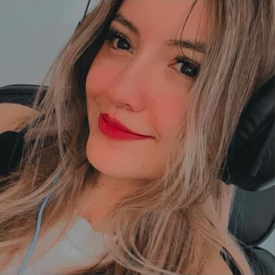 Canal de WhatsApp de Hetsi: la bajita en acción