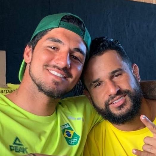 Canal no WhatsApp: UOL Surfe – Medina, Italo, Filipinho e cia